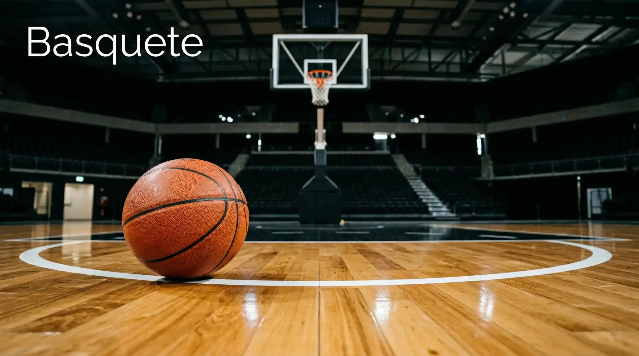 Bola de basquetebol junto a um campo de jogo com tabela e cesto visíveis
